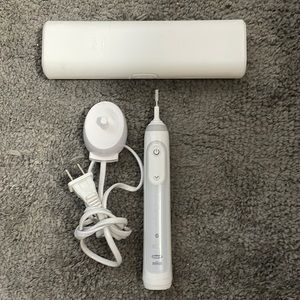 Braun Oral B Blue Tooth/Tooth Brush